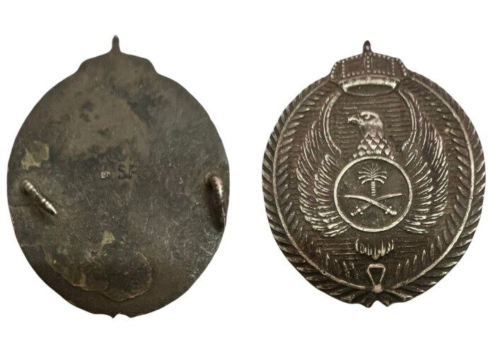 بادج سعودي عليه صورة نسر وتاج ملكي قديم - 1868 -